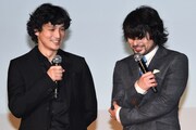 左から安藤政信、山田孝之。