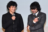 左から安藤政信、山田孝之。