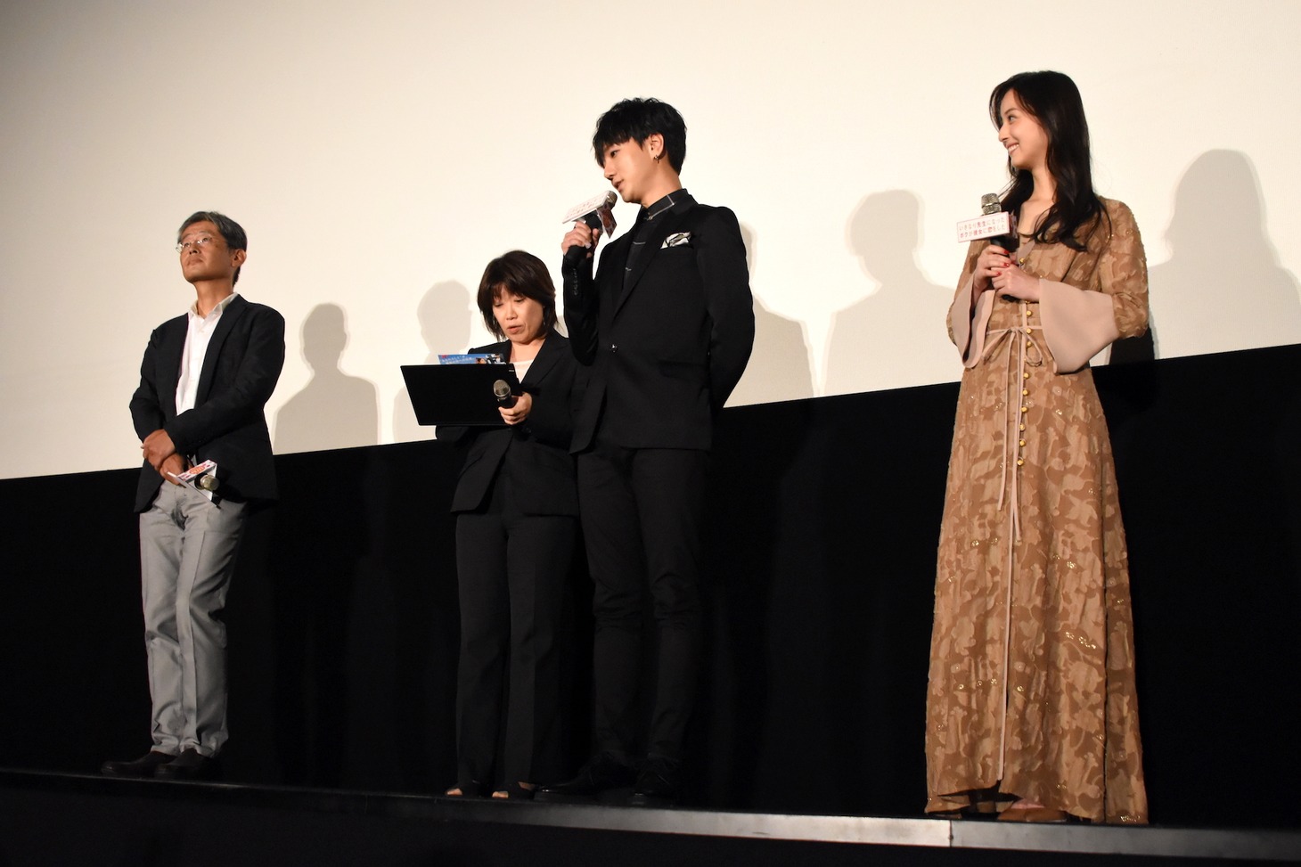 「いきなり先生になったボクが彼女に恋をした」完成披露舞台挨拶の様子。