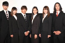 「インターン！」完成披露舞台挨拶にて、左から青木玄徳、鈴木友菜、佐野岳、新木優子、岡本杏理、栗原類。