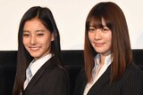 左から新木優子、岡本杏理。