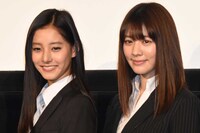 左から新木優子、岡本杏理。