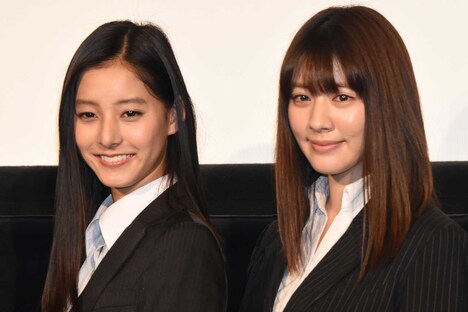 左から新木優子、岡本杏理。