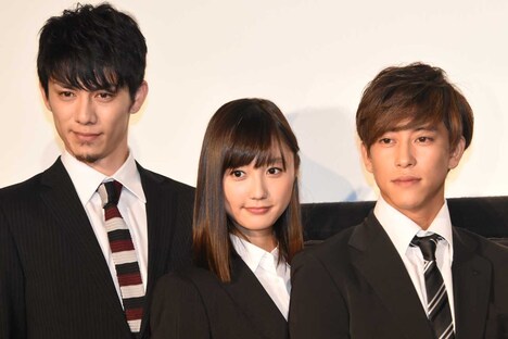 左から青木玄徳、鈴木友菜、佐野岳。