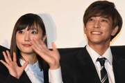 左から鈴木友菜、佐野岳。