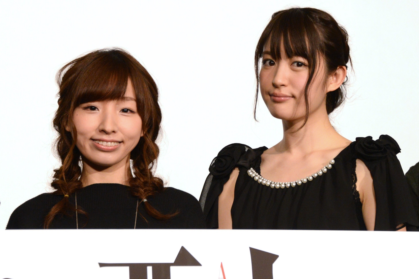 「亜人 -衝戟-」大ヒット記念舞台挨拶にて、左から洲崎綾、小松未可子。