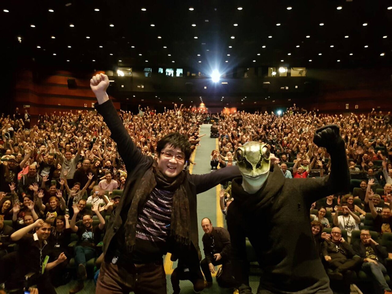 「ミュージアム」シッチェス映画祭に大友啓史とカエル男登場、観客から大歓声