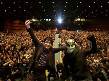 第49回シッチェス・カタロニア国際映画祭に出席した大友啓史（左）とカエル男（右）。