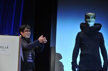 第49回シッチェス・カタロニア国際映画祭に出席した大友啓史（左）とカエル男（右）。