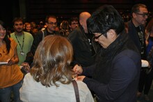 第49回シッチェス・カタロニア国際映画祭にて、観客にサインする大友啓史。
