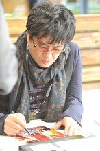 第49回シッチェス・カタロニア国際映画祭にて、観客にサインする大友啓史。