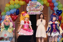 左からキュアフェリーチェ、キュアミラクル、渡辺麻友、キュアマジカル。