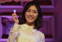 モフルンライトを振る渡辺麻友。