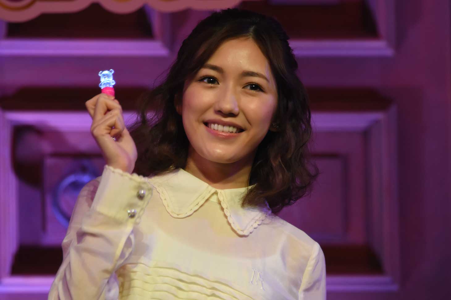 モフルンライトを振る渡辺麻友。