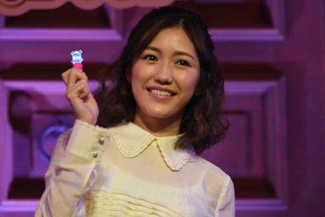 モフルンライトを振る渡辺麻友。