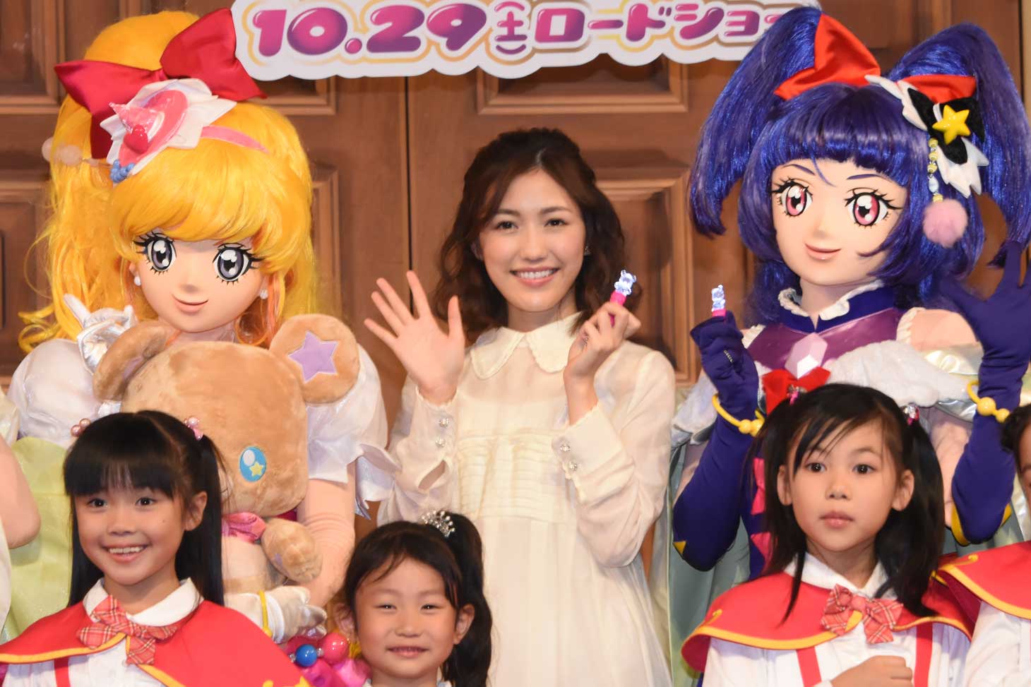 左からキュアミラクル、渡辺麻友、キュアマジカル。