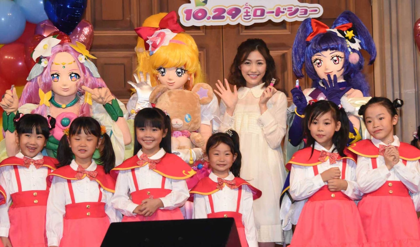 上段左から「魔法つかいプリキュア！」のキャラクター、キュアフェリーチェ、キュアミラクル、渡辺麻友、キュアマジカル。下段はキッズダンサー。