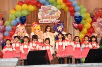 上段左から「魔法つかいプリキュア！」のキャラクター、キュアフェリーチェ、キュアミラクル、渡辺麻友、キュアマジカル。下段はキッズダンサー。