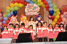 上段左から「魔法つかいプリキュア！」のキャラクター、キュアフェリーチェ、キュアミラクル、渡辺麻友、キュアマジカル。下段はキッズダンサー。