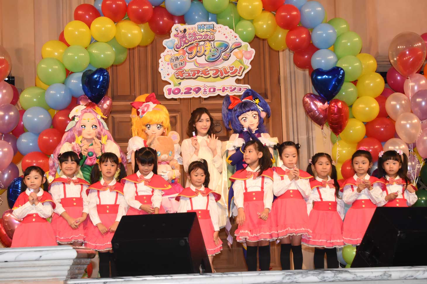 上段左から「魔法つかいプリキュア！」のキャラクター、キュアフェリーチェ、キュアミラクル、渡辺麻友、キュアマジカル。下段はキッズダンサー。