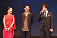 左から吉田羊、永山絢斗、滝藤賢一。