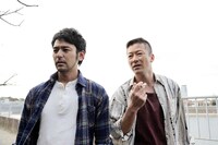 「黄金を抱いて翔べ」 (c)2012「黄金を抱いて翔べ」製作委員会