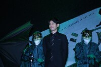 妻夫木聡（中央）