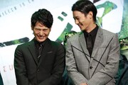 左から妻夫木聡、野村周平。