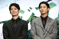 左から妻夫木聡、野村周平。