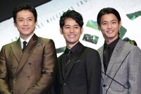 左から小栗旬、妻夫木聡、野村周平。