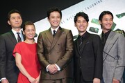 左から松重豊、尾野真千子、小栗旬、妻夫木聡、野村周平。