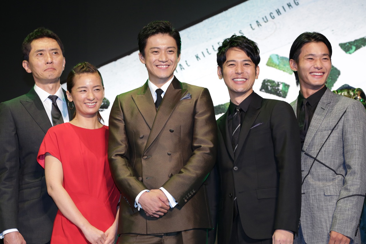 左から松重豊、尾野真千子、小栗旬、妻夫木聡、野村周平。