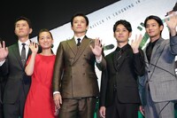 左から松重豊、尾野真千子、小栗旬、妻夫木聡、野村周平。