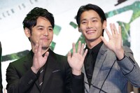 左から妻夫木聡、野村周平。