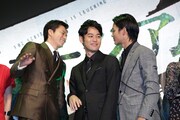 左から小栗旬、妻夫木聡、野村周平。