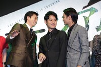 左から小栗旬、妻夫木聡、野村周平。