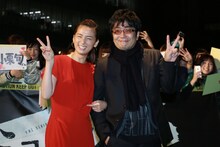 左から尾野真千子、大友啓史。