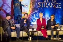 「ドクター・ストレンジ」香港での記者会見の様子。左からケヴィン・ファイギ、ベネディクト・カンバーバッチ、ティルダ・スウィントン、スコット・デリクソン。