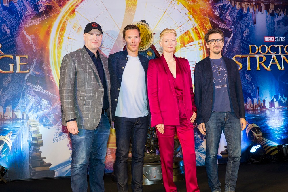 「ドクター・ストレンジ」香港での記者会見の様子。左からケヴィン・ファイギ、ベネディクト・カンバーバッチ、ティルダ・スウィントン、スコット・デリクソン。