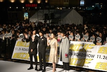 「疾風ロンド」完成披露プレミアムイベントにて、左から志尊淳、戸次重幸、堀内敬子、濱田龍臣。