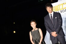 左から大島優子、阿部寛。