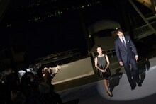 左から大島優子、阿部寛。