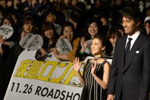 左から大島優子、阿部寛。