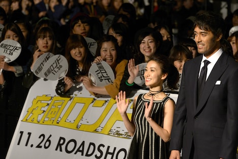 左から大島優子、阿部寛。