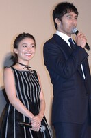 左から大島優子、阿部寛。