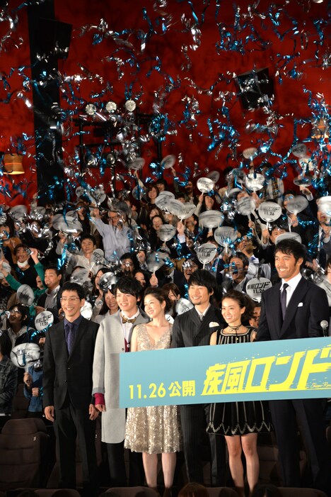 「疾風ロンド」完成披露舞台挨拶の様子。