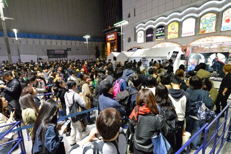 東京・シネシティ広場にて、「ドクター・ストレンジ」特別前売り券販売に並ぶ日本のファン。
