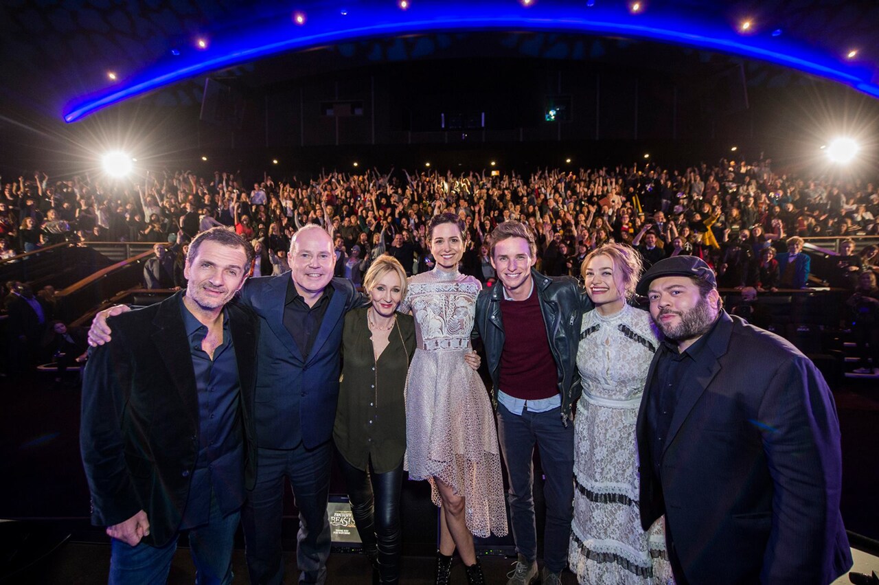 「ファンタビ」コスプレファンたちにエディ・レッドメイン興奮、英米でイベント開催