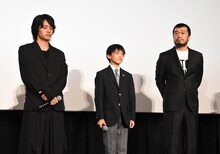 「永い言い訳」公開記念舞台挨拶より、左から池松壮亮、藤田健心、竹原ピストル。