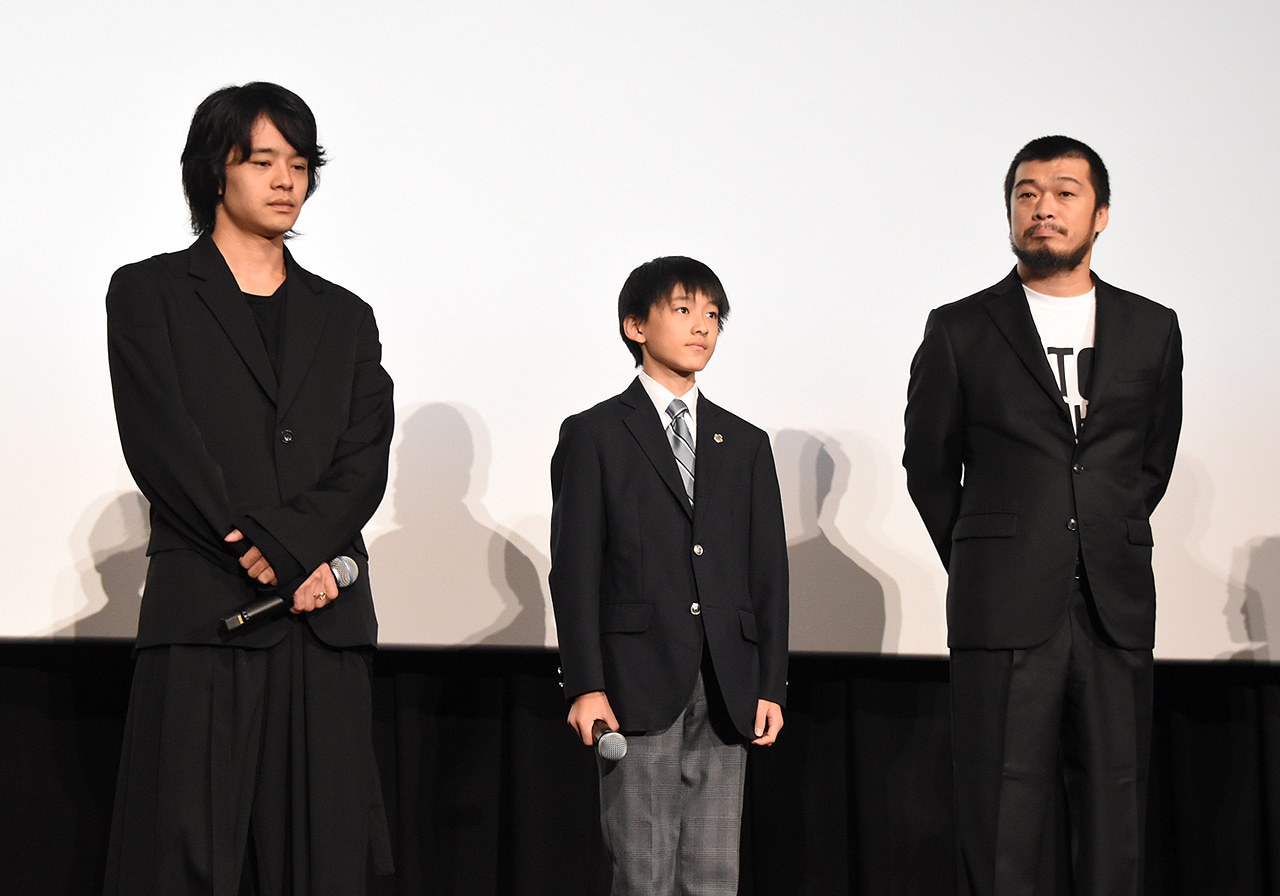 「永い言い訳」公開記念舞台挨拶より、左から池松壮亮、藤田健心、竹原ピストル。